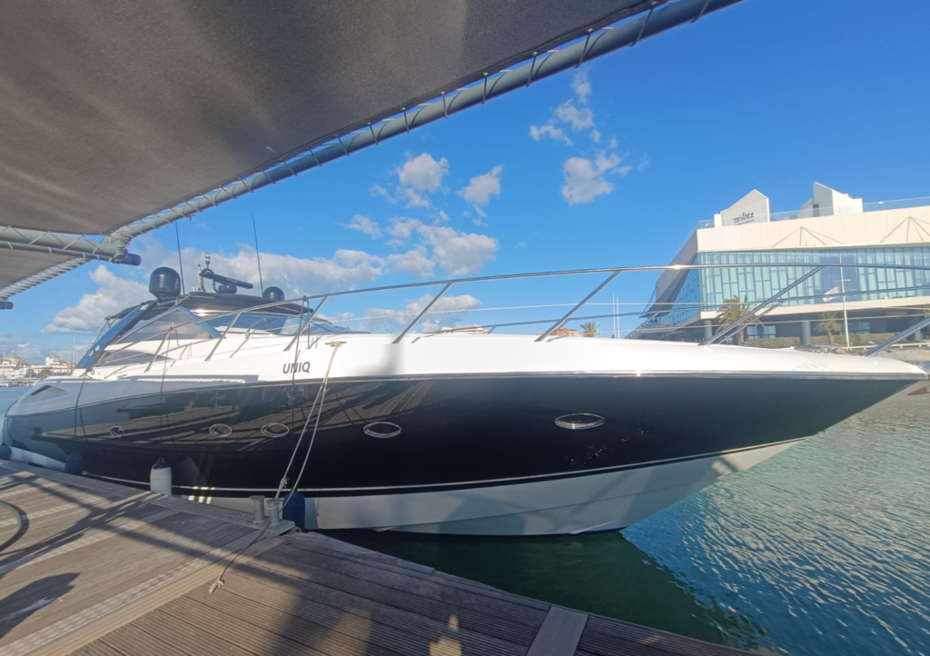 Amarrado en el puerto deportivo, con el bimini desplegado, el yate espera la salida para vivir otra experiencia exclusiva en Vilamoura.