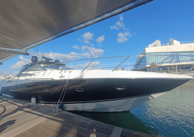 Amarrado en el puerto deportivo, con el bimini desplegado, el yate espera la salida para vivir otra experiencia exclusiva en Vilamoura.