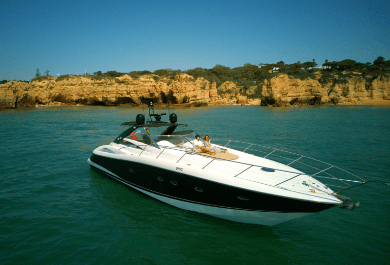 Entre acantilados y aguas verdosas, UNIQ navega por la costa del Algarve, revelando paisajes que solo el mar permite descubrir.