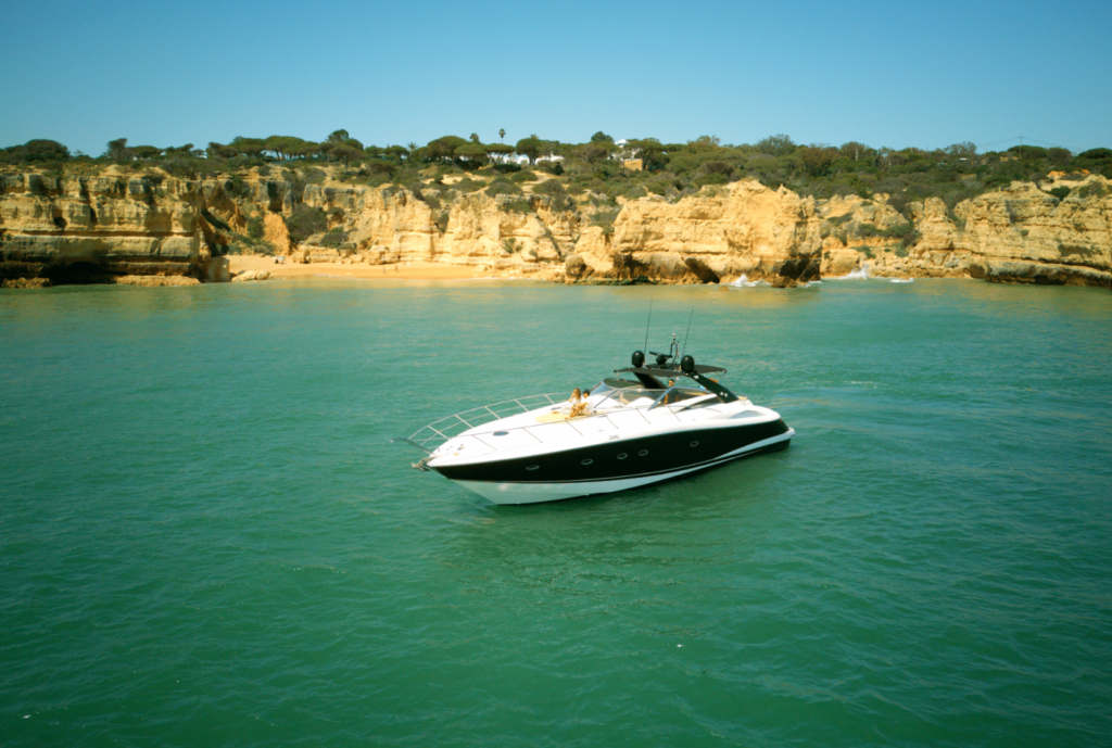 De camino a las cuevas recónditas del Algarve, este Sunseeker Portofino combina rendimiento y comodidad en cada milla náutica.