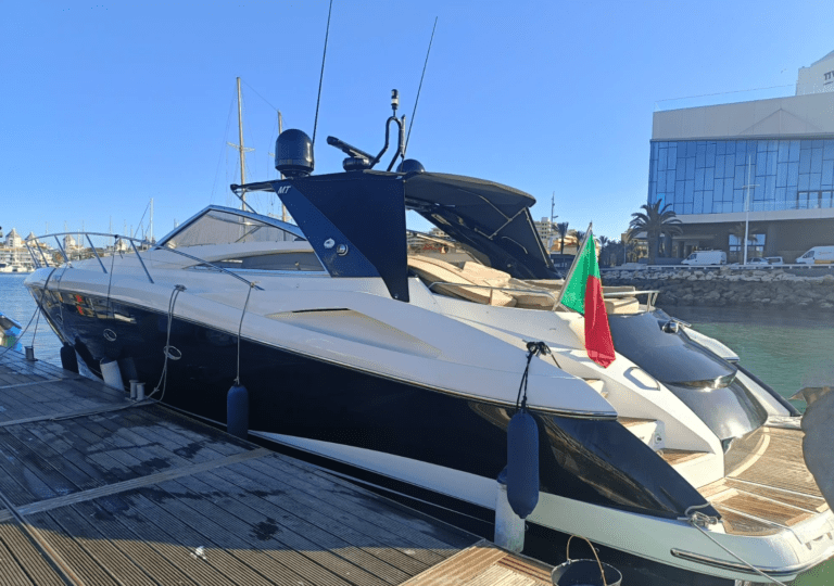 A punto de zarpar desde el puerto deportivo de Vilamoura, el yate luce sus elegantes líneas.