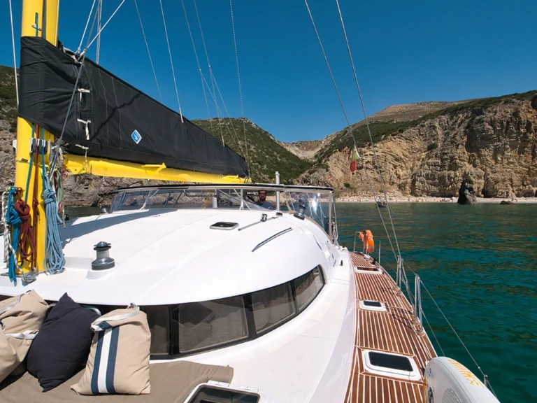 Catamarán fondeado junto a una playa cerca de Sesimbra