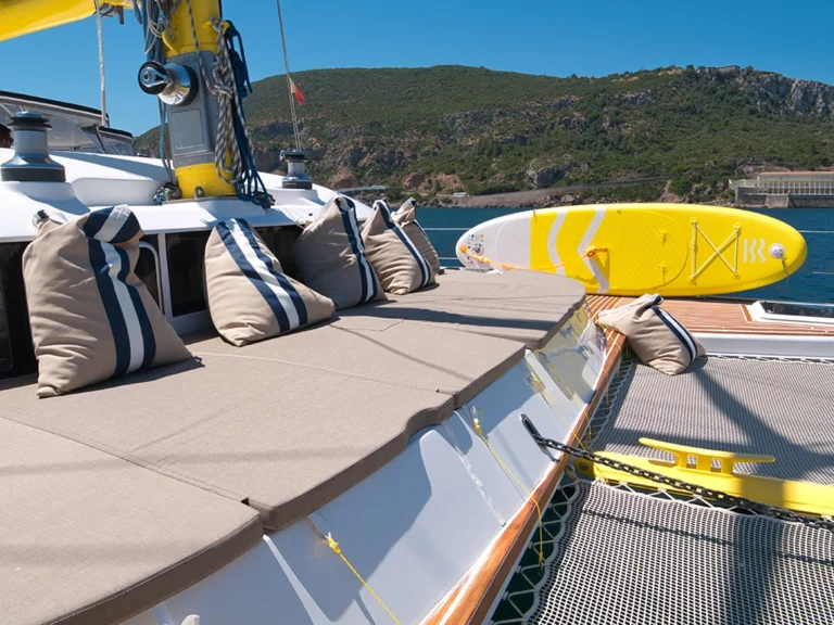 Se puede practicar surf de remo en el catamarán