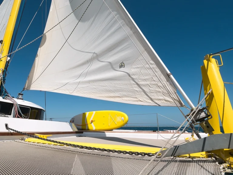 Se puede practicar surf de remo en el catamarán