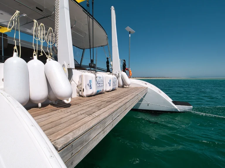 Popa del catamarán, con fácil acceso al agua