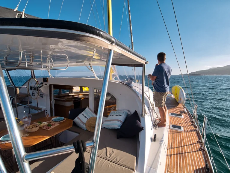 Un hombre disfrutando de las vistas de Arrábida a bordo del Lagoon 470