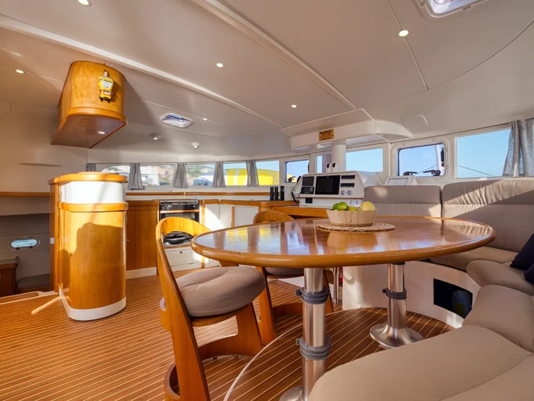Mesa en el salón interior del catamarán