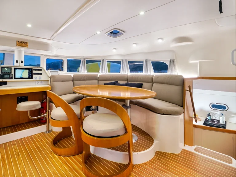 Salón interior del catamarán