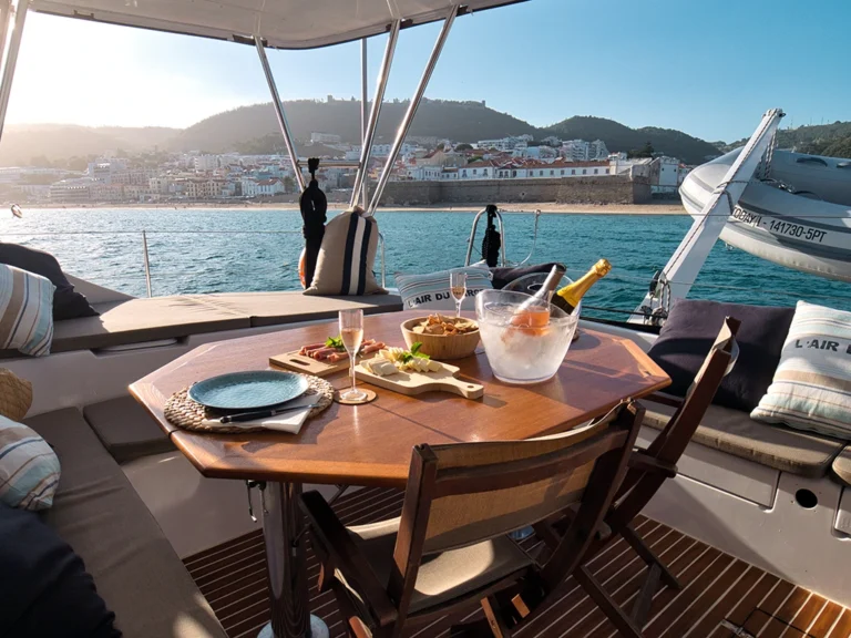 Mesa con frapé, bebidas y aperitivos