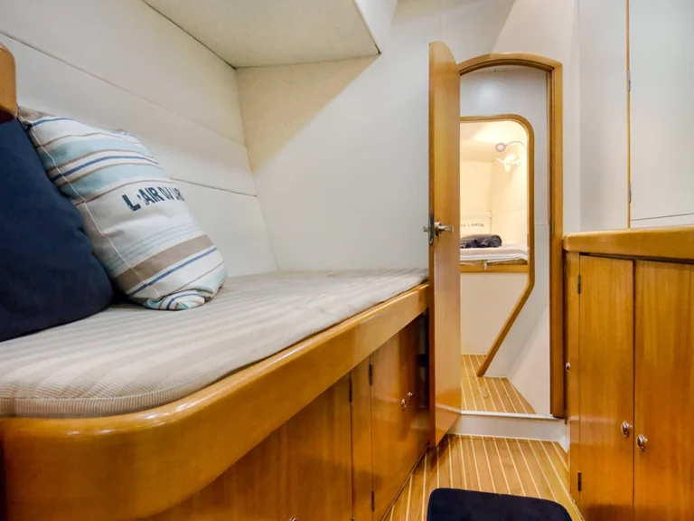 Acceso a la cabina del catamarán