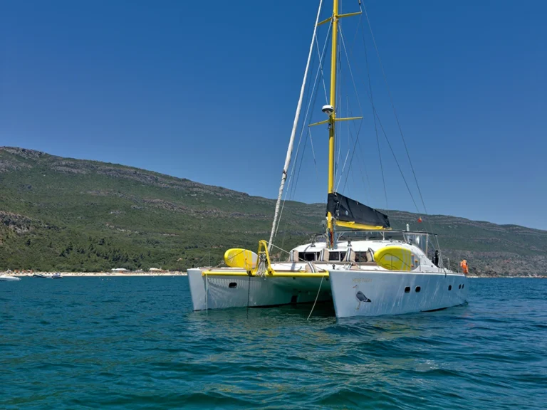 Catamarán Lagoon 470 fondeado en Arrábida