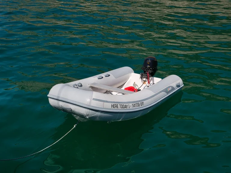 Barco de apoyo del catamarán