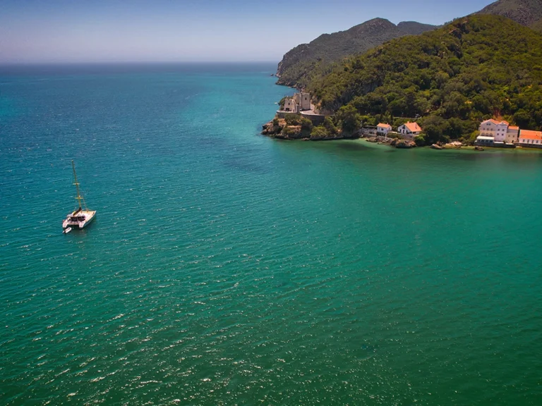 Vista del catamarán fondeado en Portinho da Arrábida