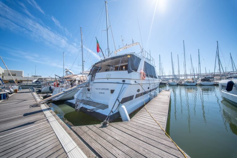 Yacht amarré à la passerelle en bois du quai d'Alcântara, à Lisbonne.