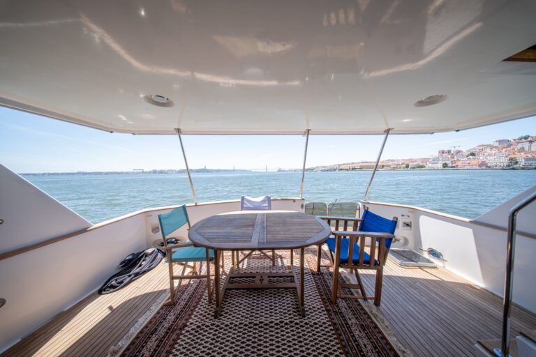 Équipé d'une table en bois, de chaises confortables et offrant une vue sur Lisbonne.