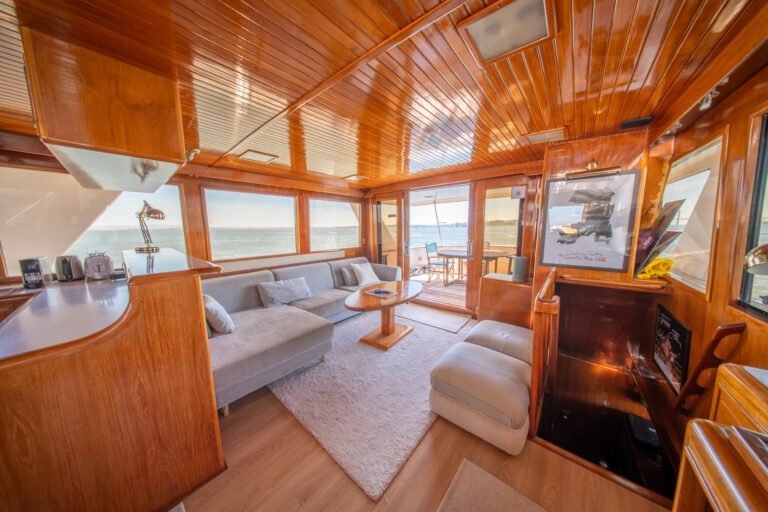 Intérieur du yacht Trawler Alexander 56, avec des finitions élégantes en bois, des baies vitrées, des canapés modernes et une ambiance idéale pour se détendre pendant la croisière.