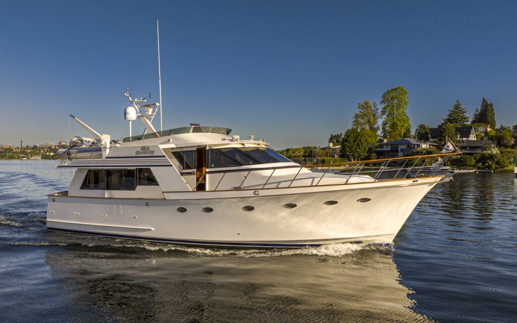 Un yacht classique de 18 mètres au design intemporel, idéal pour des croisières privées et des balades en bateau à Lisbonne, pouvant accueillir jusqu’à 10 passagers.