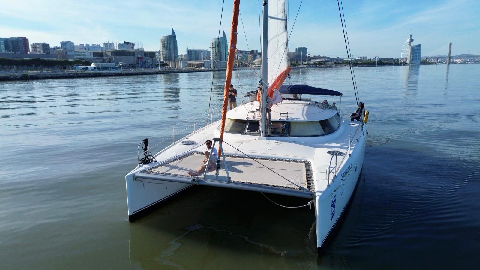 Veleiro catamarã Fountaine Pajot Lavezzi 40, de 12 metros, disponível para passeios privados e experiências à vela em Lisboa.