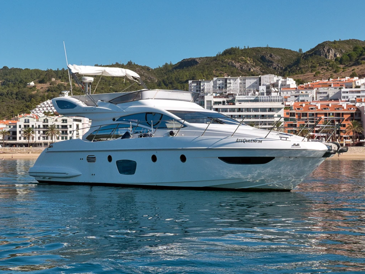 In the background, Sesimbra Bay and the majestic Serra da Arrábida provide the backdrop for this luxurious experience. Perfect for groups of up to 9 guests.