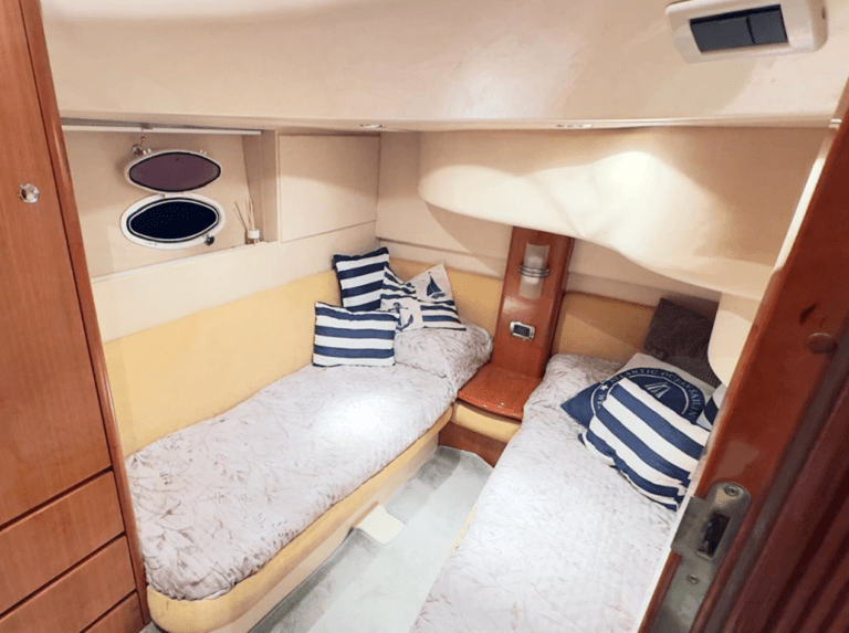 Cabine confortável com camas individuais no convés inferior