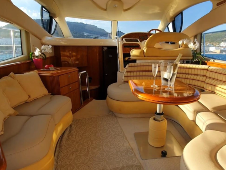 Sala de estar espaçosa com sofás e mesa no interior do iate Azimut 42