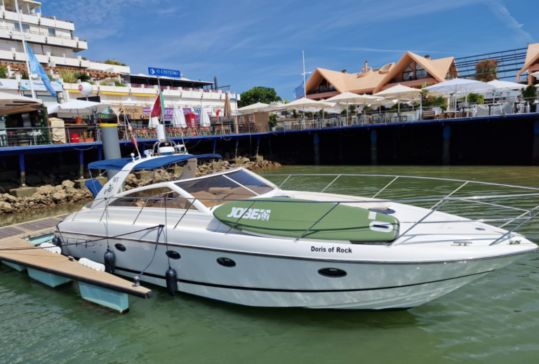 Yacht à moteur Princess V42, amarré à la marina de Vilamoura, avec vue sur les rives. Location de bateau avec équipage à Vilamoura, idéale pour des excursions privées en Algarve.