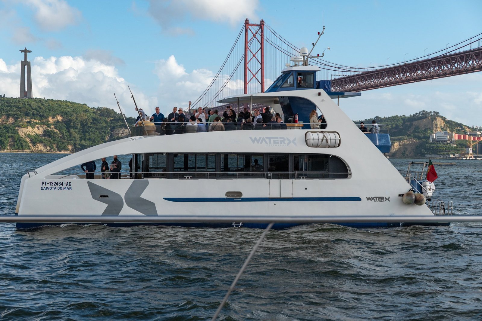 Un paseo por el Tajo, con el Puente 25 de Abril y el Cristo Rey como escenario. El marco de una temporada de eventos corporativos memorables.