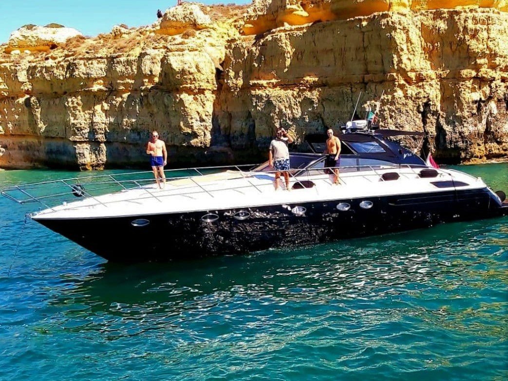 El Princess V55 en un recorrido por la costa del Algarve, ideal para descubrir playas, cuevas y calas en un chárter privado con salida desde Vilamoura.