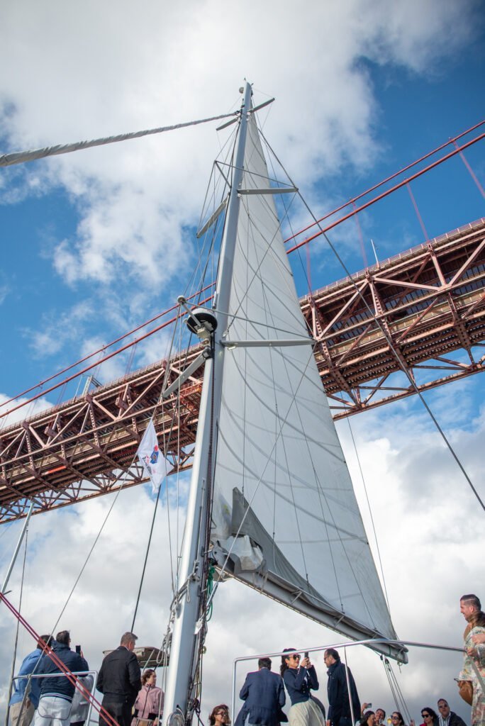 Vela içada com a Ponte 25 de Abril ao fundo, durante o passeio do Santander México.