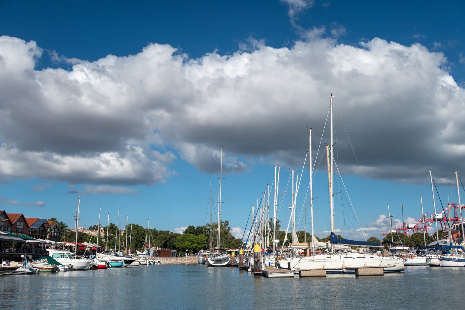 Quai de Santo Amaro avec voiliers et embarcations de plaisance à Lisbonne